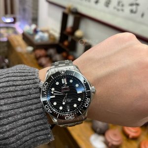 Alternative view of The new Omega Seamaster 300 in fluoroelastomer rubber is here!⚡️⚡️ Compared to standard rubber, it offers superior tactile quality and enhanced suppleness on the wrist. Paired with polished ceramic for a modern aesthetic, its lightweight design awakens vibrant moments.